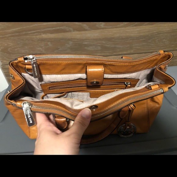 Authentic Michael Kors Bedford Tote - Picture 6 of 8